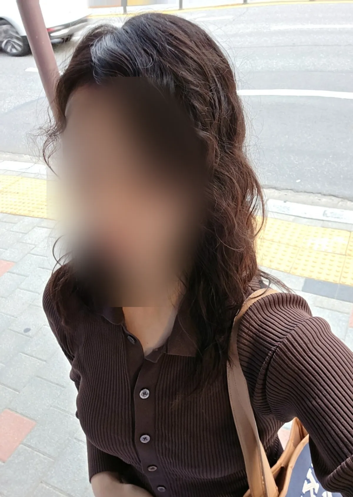 Gaya hippie perm dengan keriting anjal