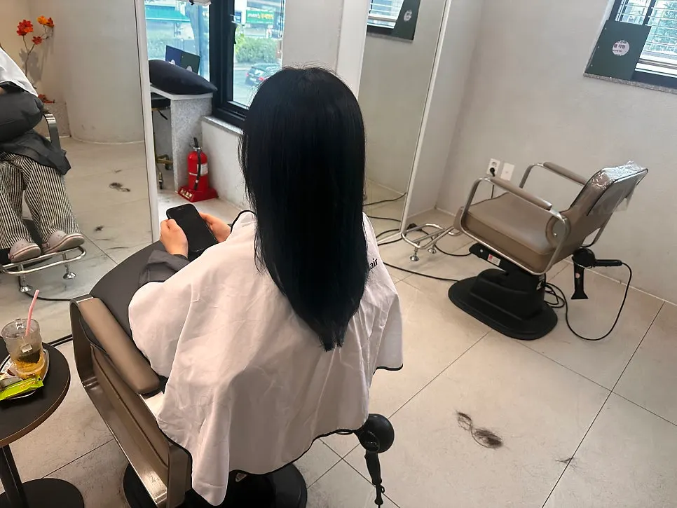 레이어드컷 후 정돈된 머리 실루엣