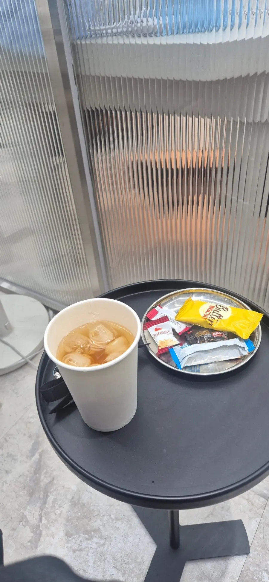 Jasmine tea and small snacks provided at Oreudeubi Sangwangsimni Station Branch