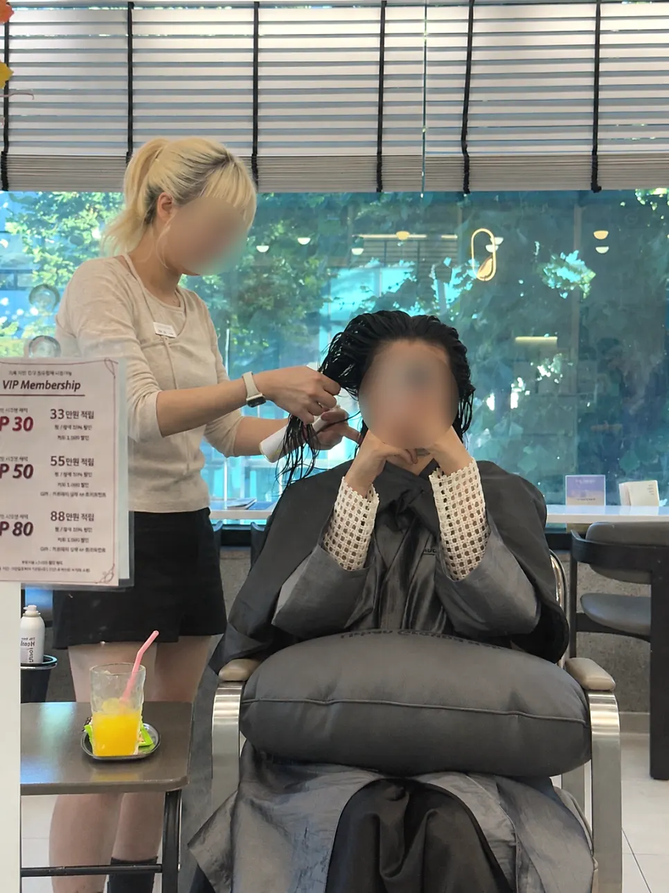 2단계 제품을 모발에 도포하는 모습