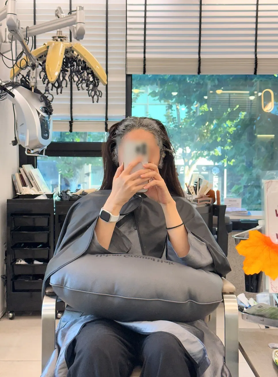 자란 뿌리에 염색약을 바르는 모습