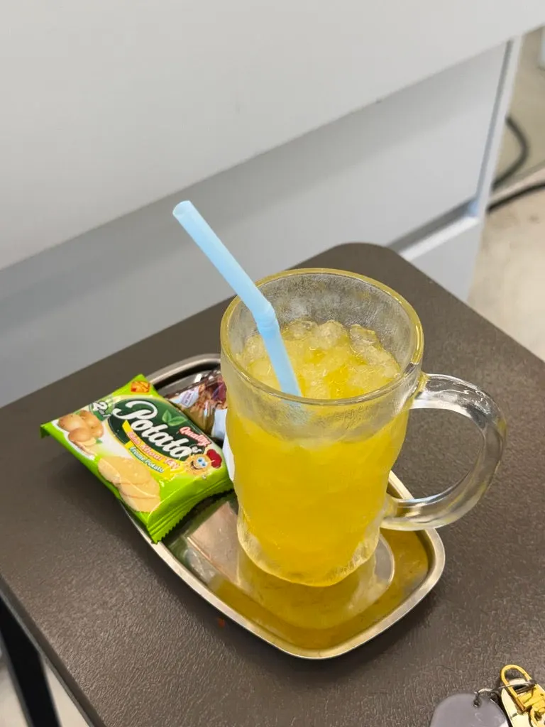 해수 디자이너의 뿌리염색 시술 장면