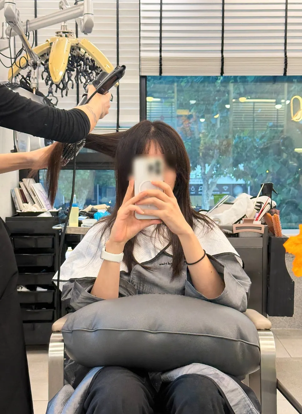 애쉬 갈색으로 정리된 뿌리염색 결과