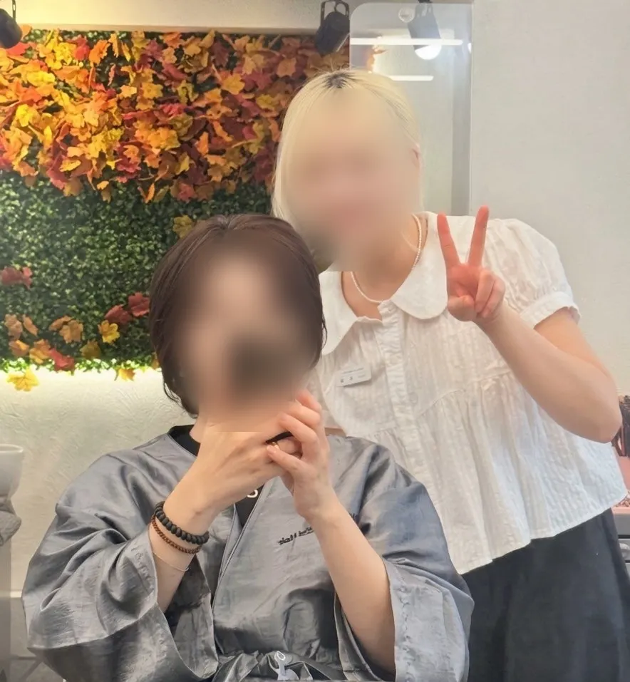 Commemorative photo with designer Jiwon