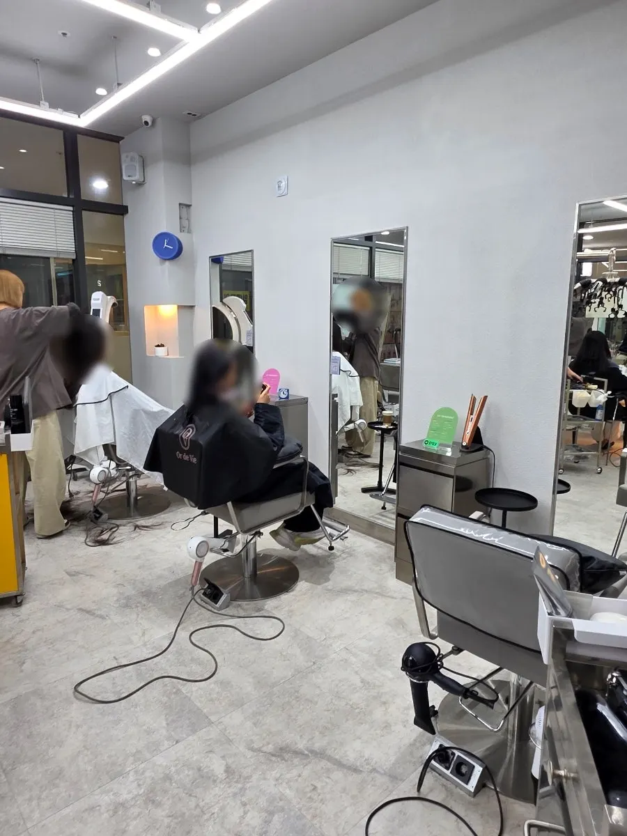 Salon entrance with first-visit discount signage