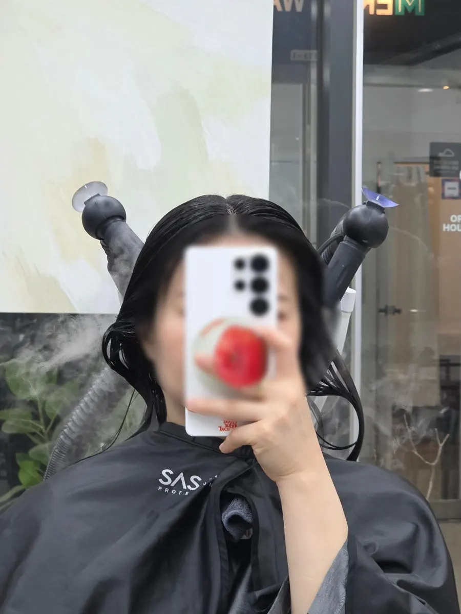 Seating with phone charging available during the treatment