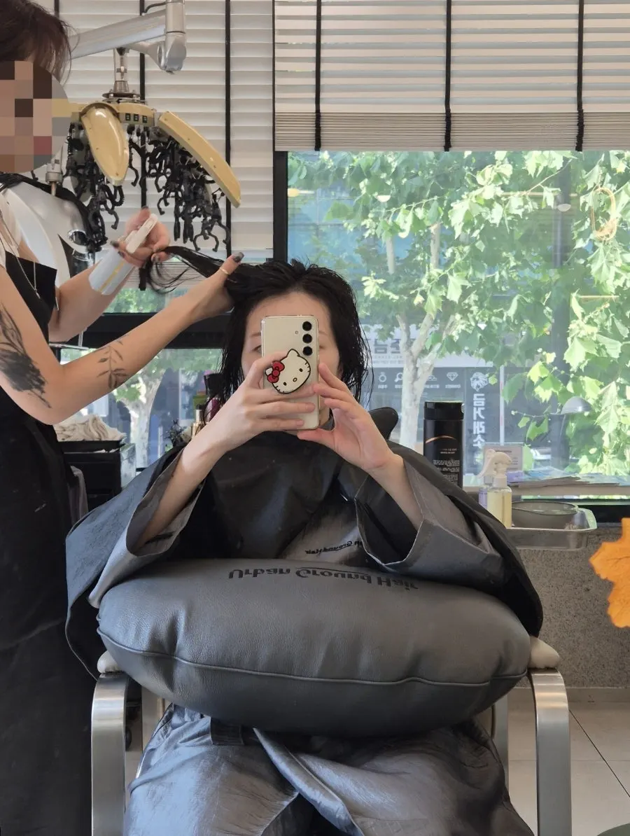 Consultation checking the hair condition