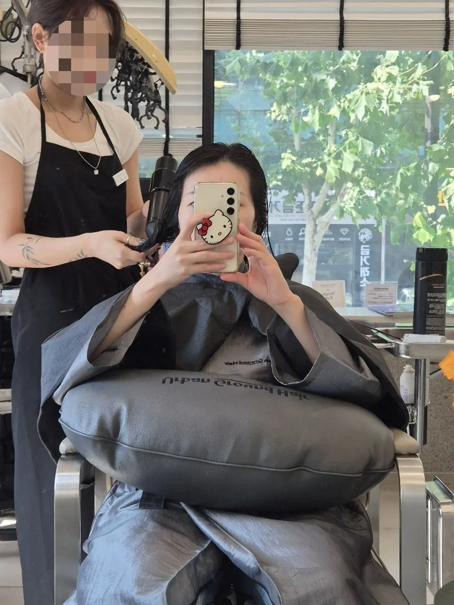 Preparing shampoo before starting the clinic