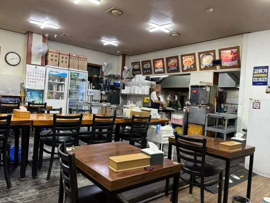 Wide view of the spacious dining hall