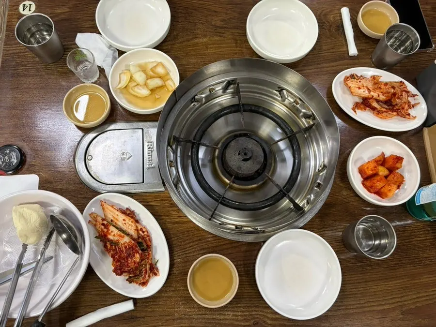 Basic side dishes including kimchi served with the gamjatang