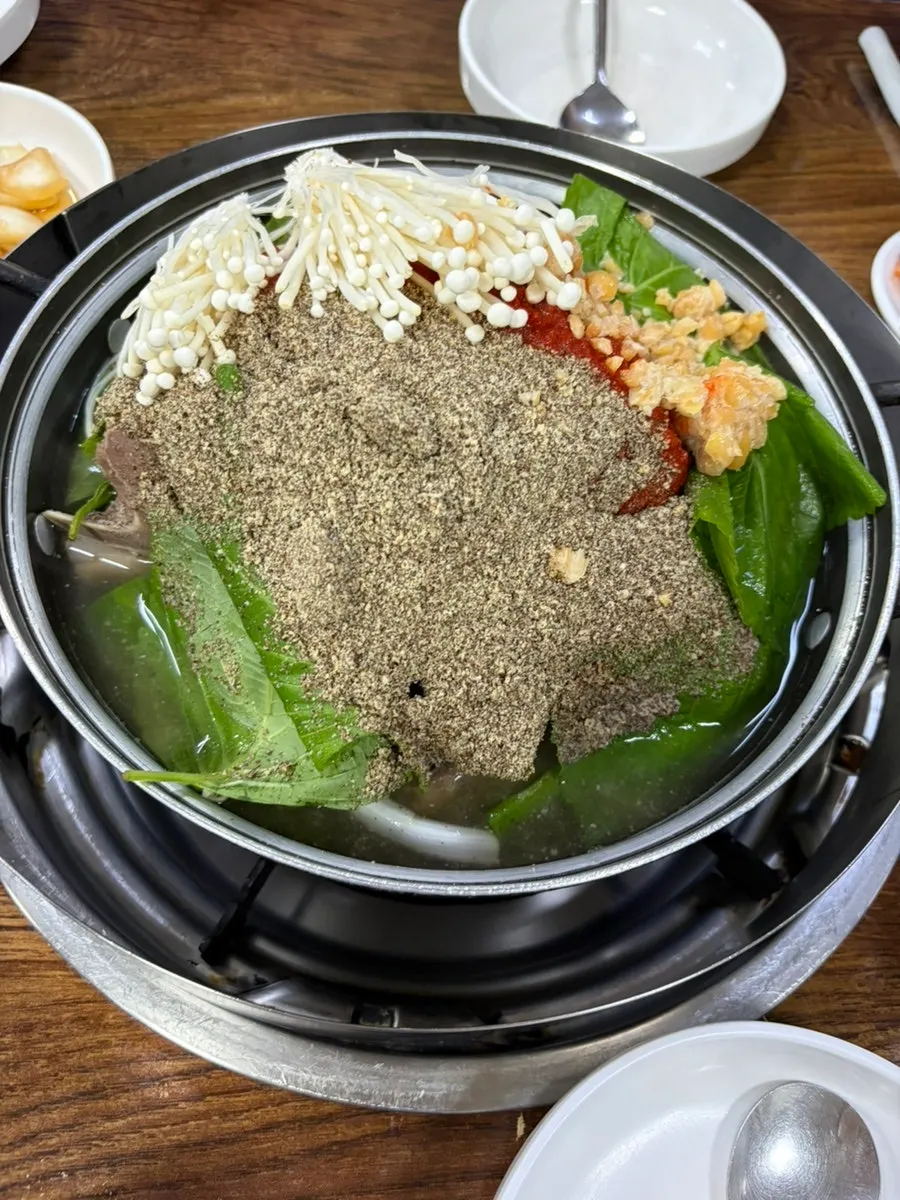 Gamjatang pot topped generously with perilla seed powder