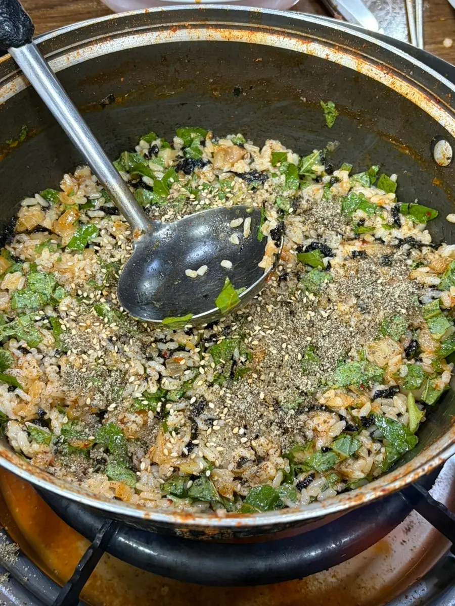 Fried rice topped with perilla seed powder