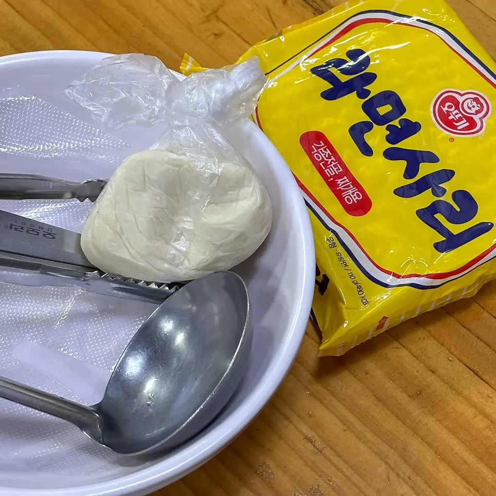 감자탕과 함께 세팅된 기본 반찬