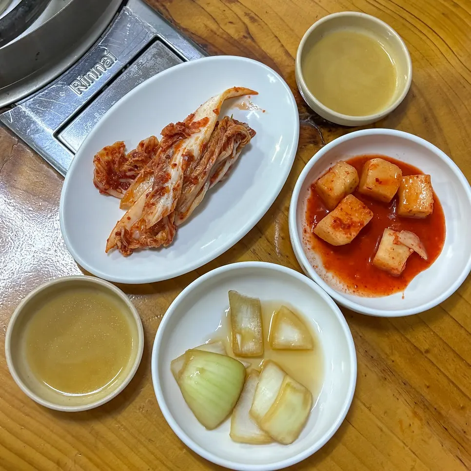 기본으로 나온 수제비 반죽과 김치, 깍두기