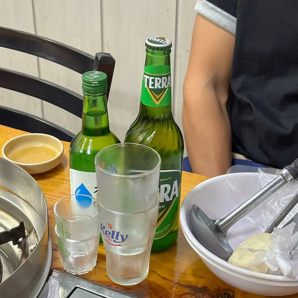 감자탕과 함께 주문한 소주와 맥주