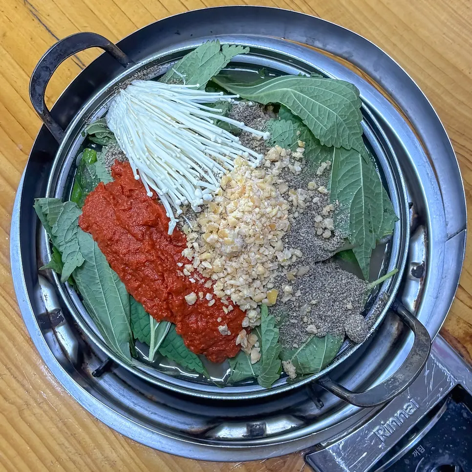 끓기 시작한 감자탕 냄비