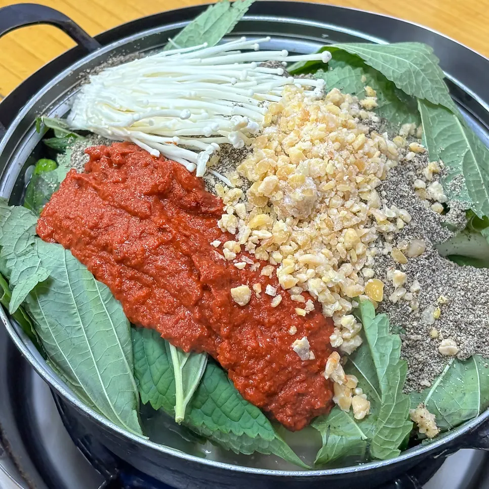 들깨가루와 깻잎이 올라간 감자탕
