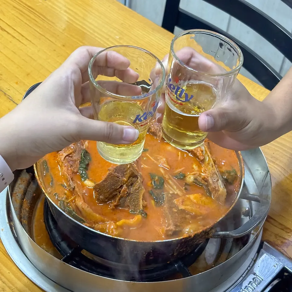 감자탕과 공기밥, 반찬이 놓인 한상