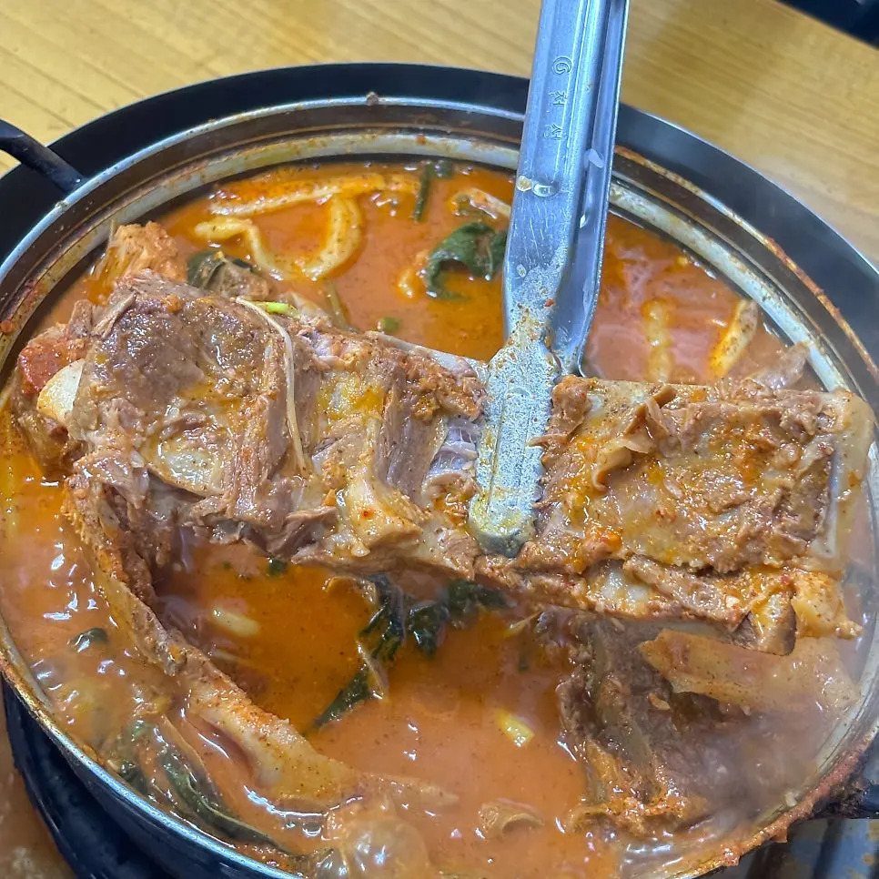 살이 두툼하게 붙은 감자탕 뼈고기