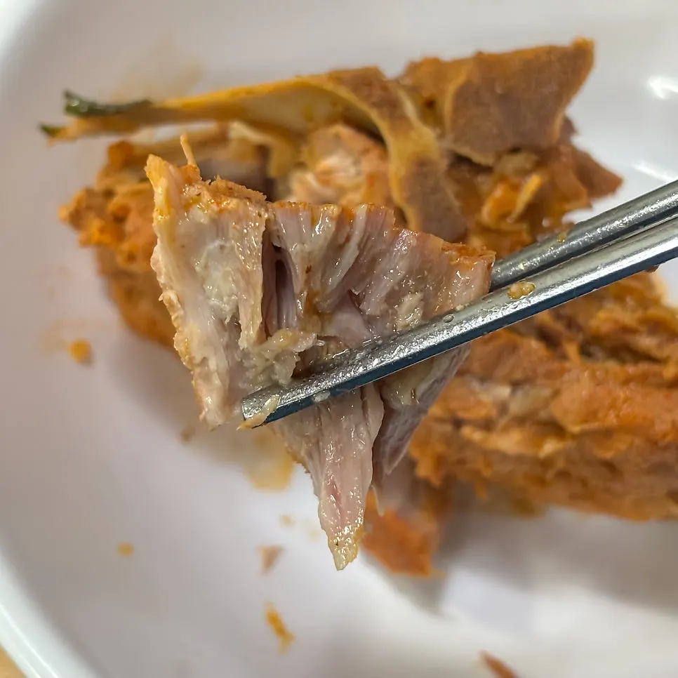 젓가락으로 발라낸 부드러운 뼈고기