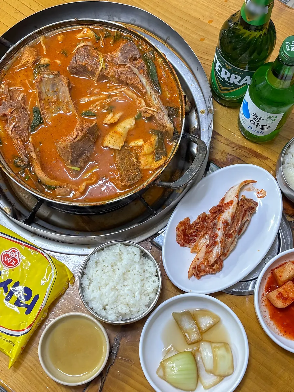우거지와 깻잎이 가득한 감자탕 마무리