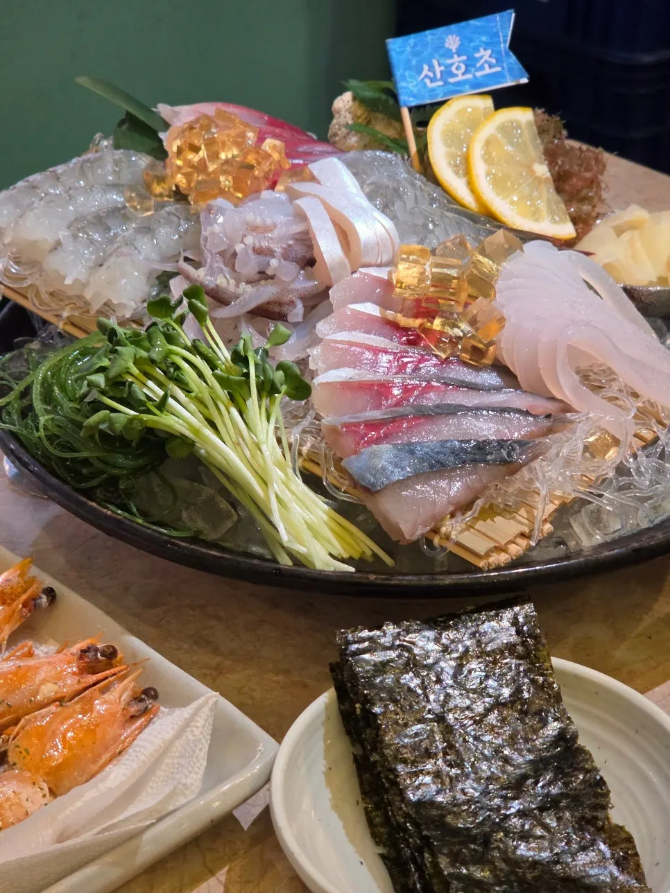 예쁘게 플레이팅된 사시미 접시