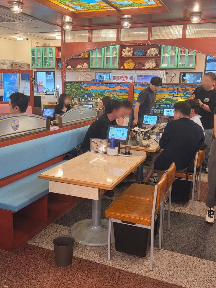 평일 저녁 만석인 산호초 논현점 좌석