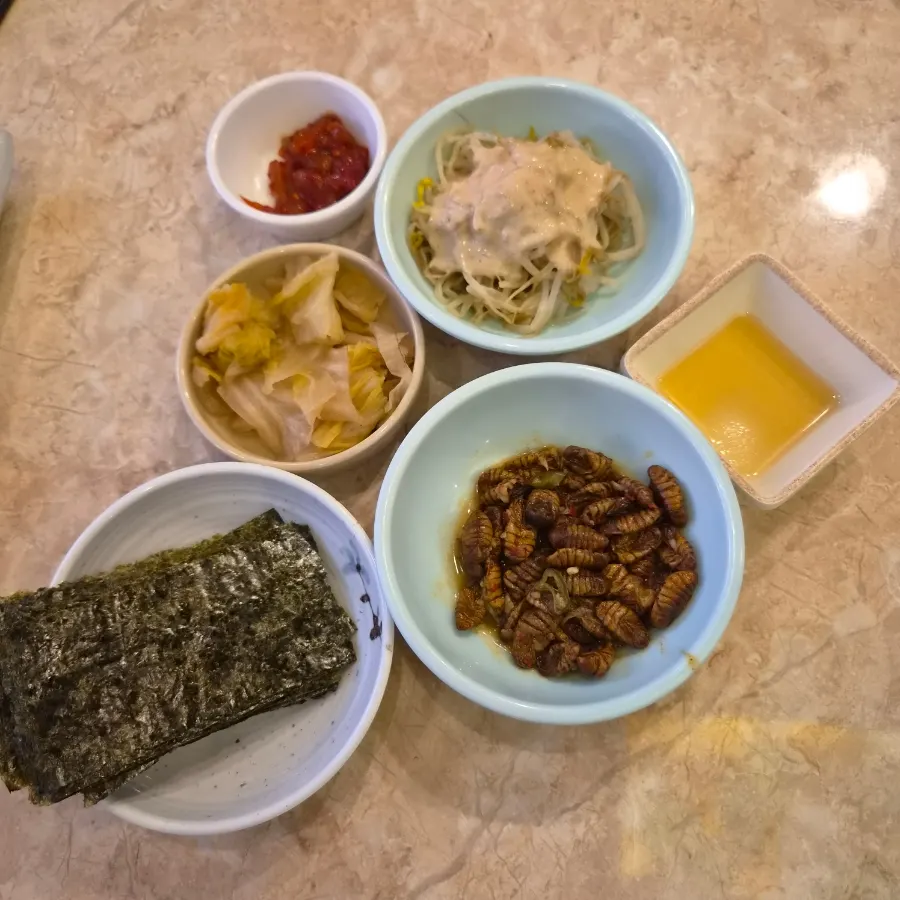 옛날 물품이 놓인 레트로한 실내 찬장