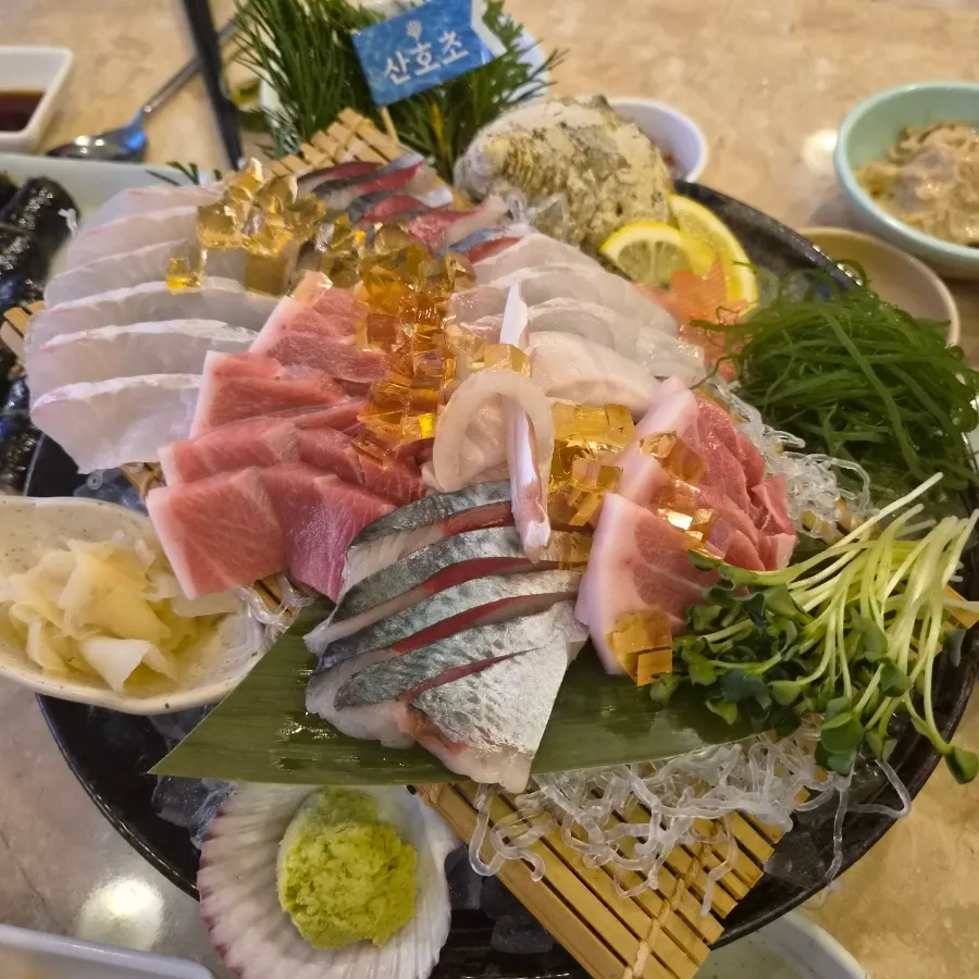 번데기가 포함된 기본 반찬 상차림