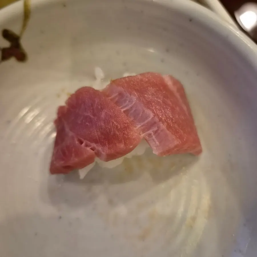 김과 미나리무침에 싼 참치뱃살