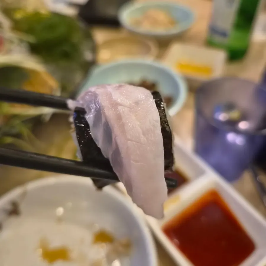테이블 옆 소금김밥과 회 먹는 방법 안내