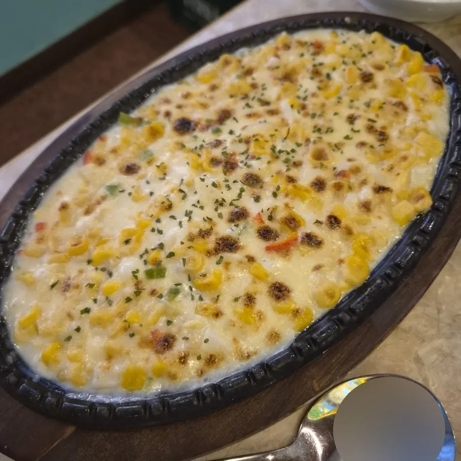 소금김밥과 회를 곁들인 술상