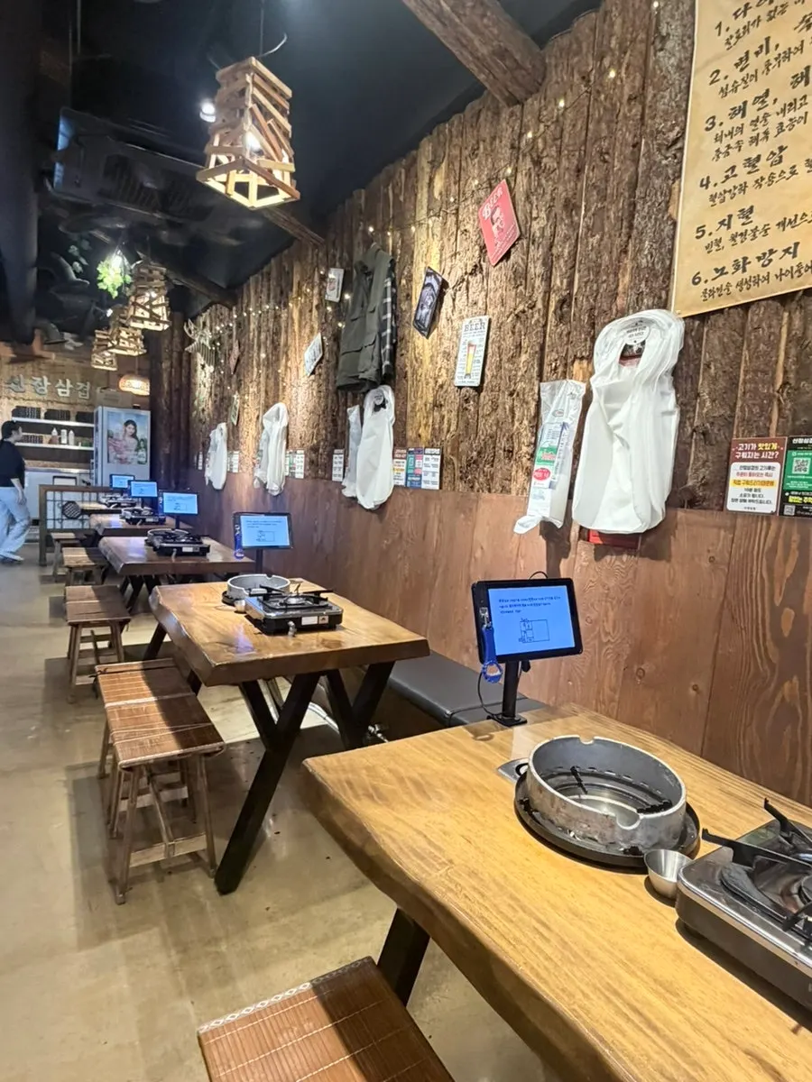 Tidy interior seating at Sanjang Samgyeop Main Branch
