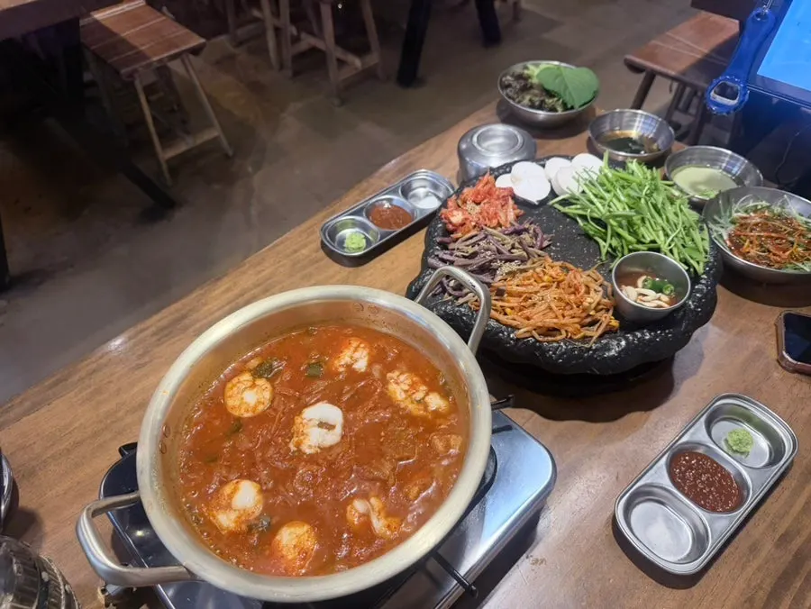 Basic side dish spread at Sanjang Samgyeop Main Branch