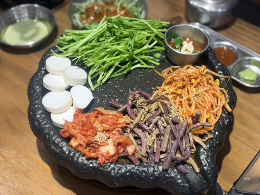 Cast-iron pot-lid griddle with the minari pork belly set