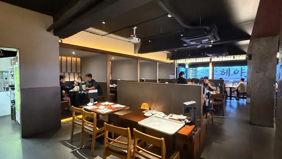 サンカイ芳荑店の広いホール内部