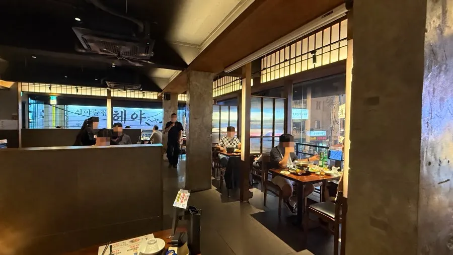間接照明が巡らされた居酒屋の室内