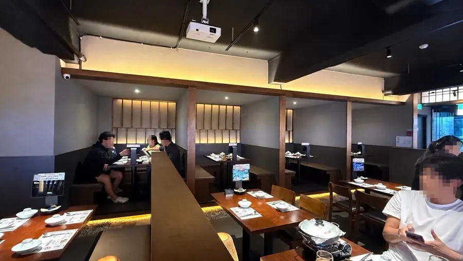 平日夜に席が余裕を持って残っている店内の様子