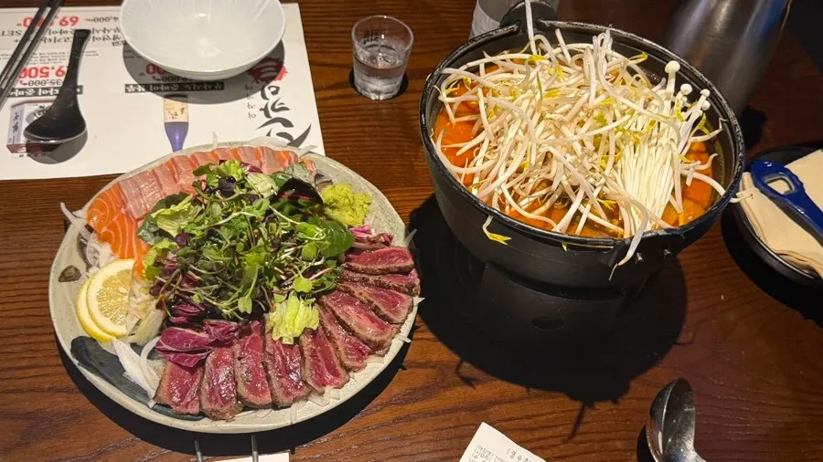 2人で注文したつまみ2品の食卓