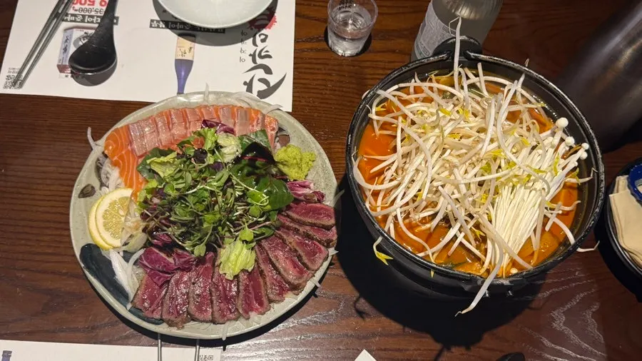 生サーモン牛タタキと車突チャンポン鍋の食卓一式