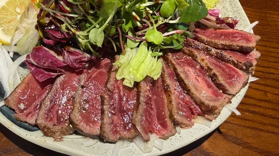 わさびとレモンを添えた生サーモン