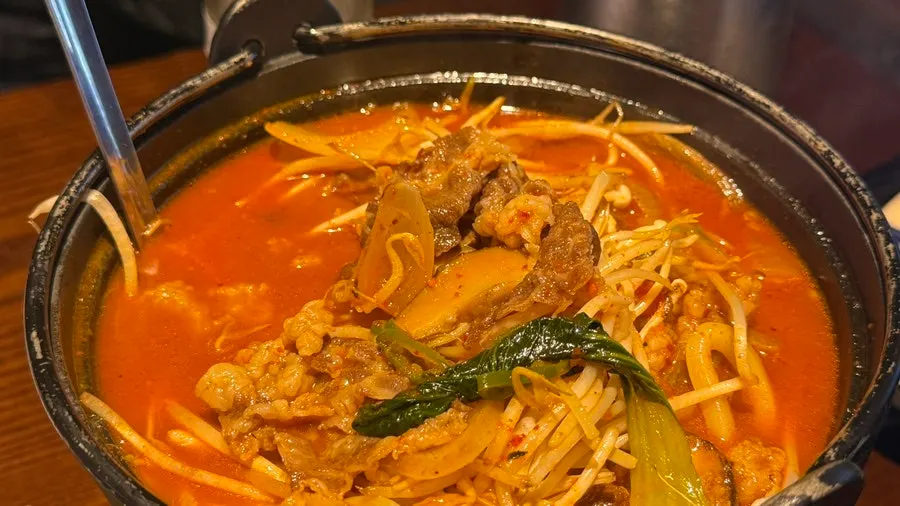 おたまですくった車突とうどん麺