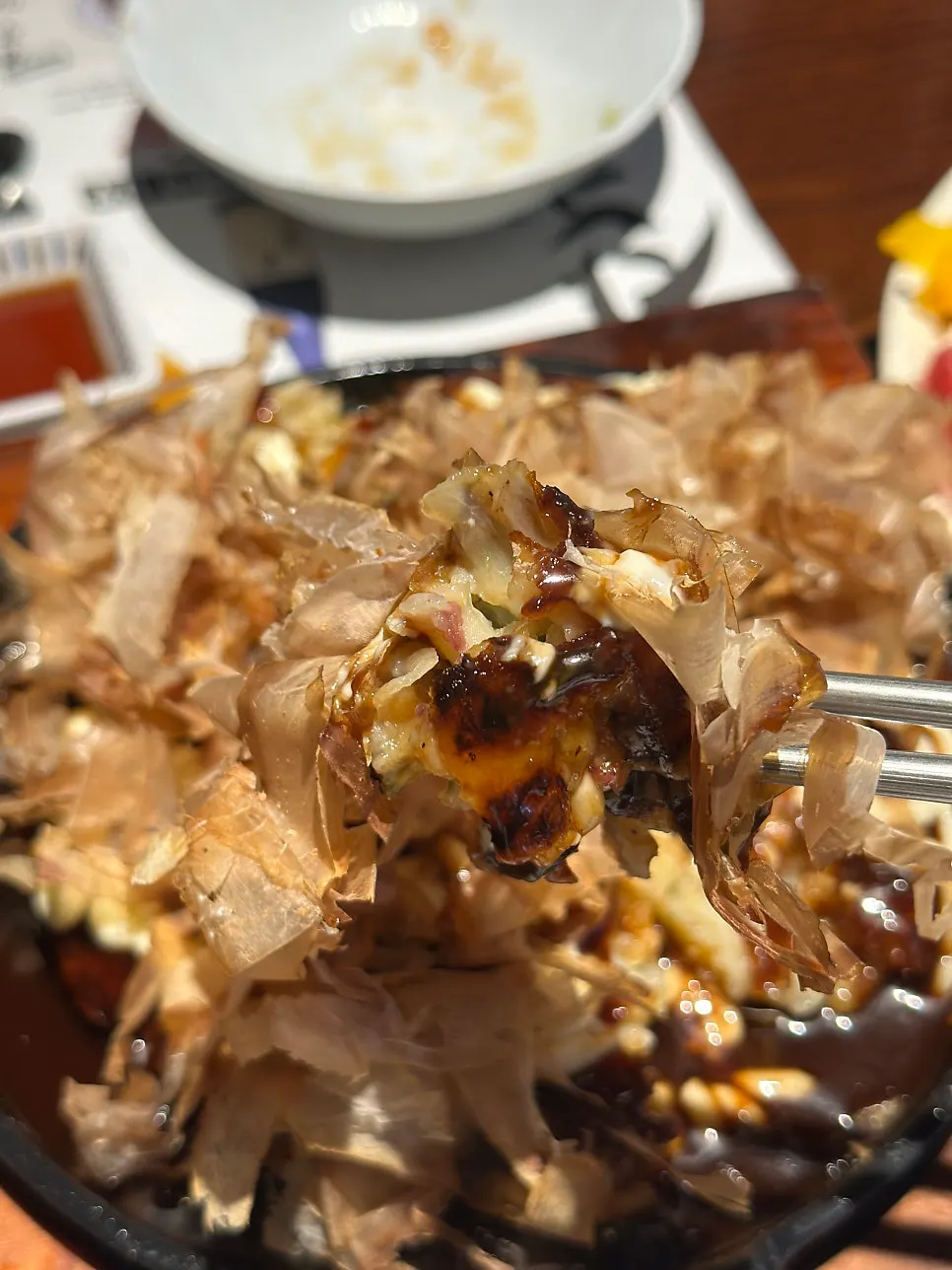 가쓰오부시가 가득 올라간 해물오꼬노미야끼