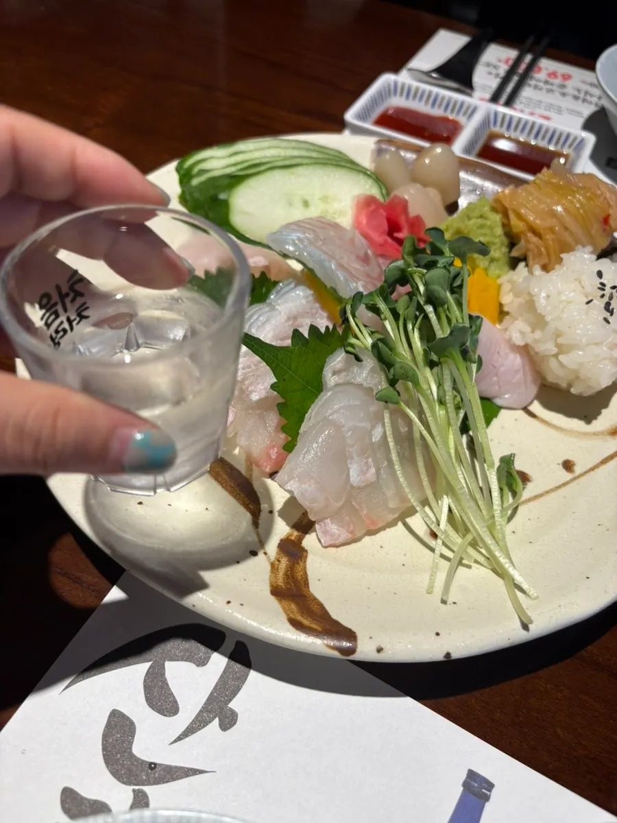Table setting with halibut sashimi and yurinchi at Sangkai Bangi Branch