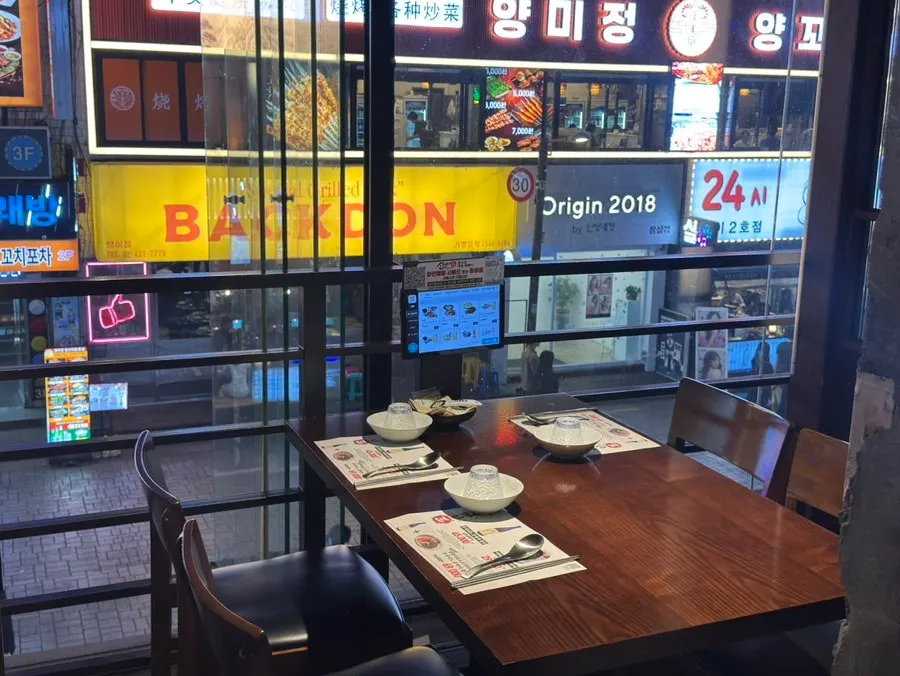 산카이 방이점 2층 창가 좌석 분위기