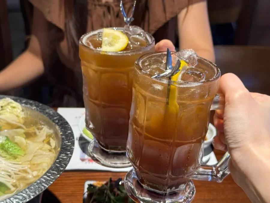 소스에 찍은 밀푀유나베 고기와 깻잎