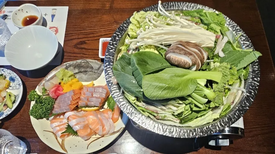 생연어 사시미와 밀푀유나베가 차려진 테이블