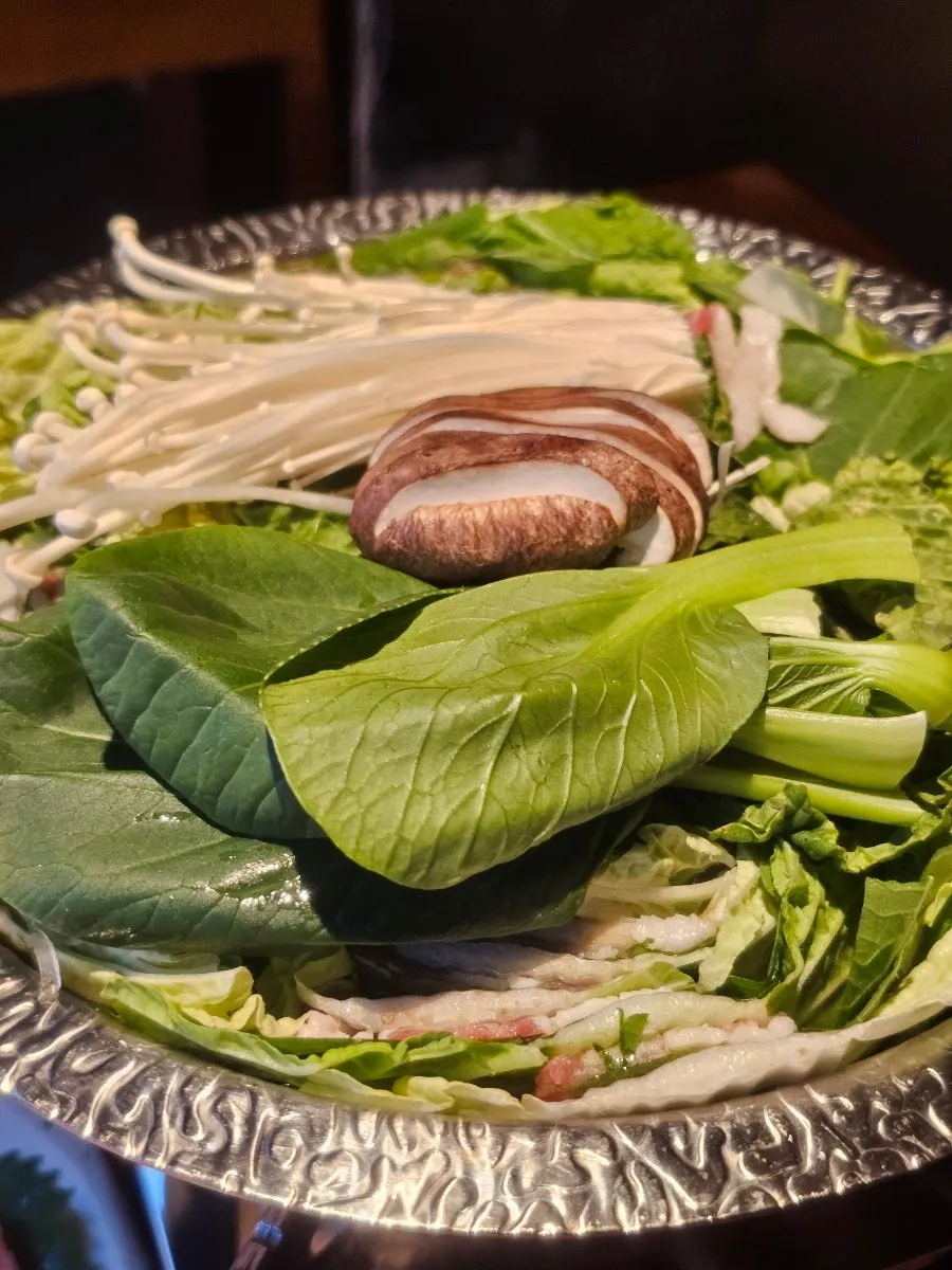 청경채와 버섯이 올라간 밀푀유나베 초벌 상태