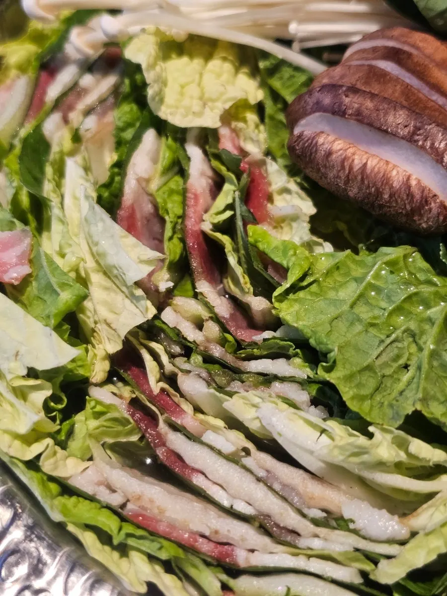 배추와 깻잎 사이 소고기가 촘촘한 밀푀유나베