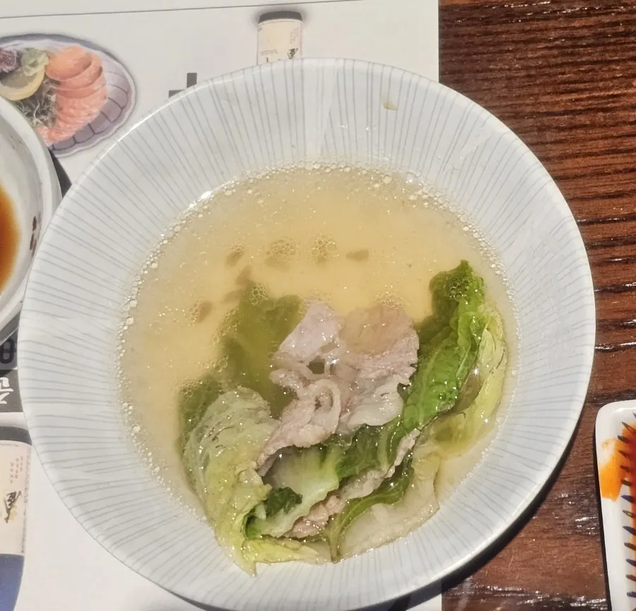 끓고 있는 밀푀유나베의 맑은 황금빛 국물
